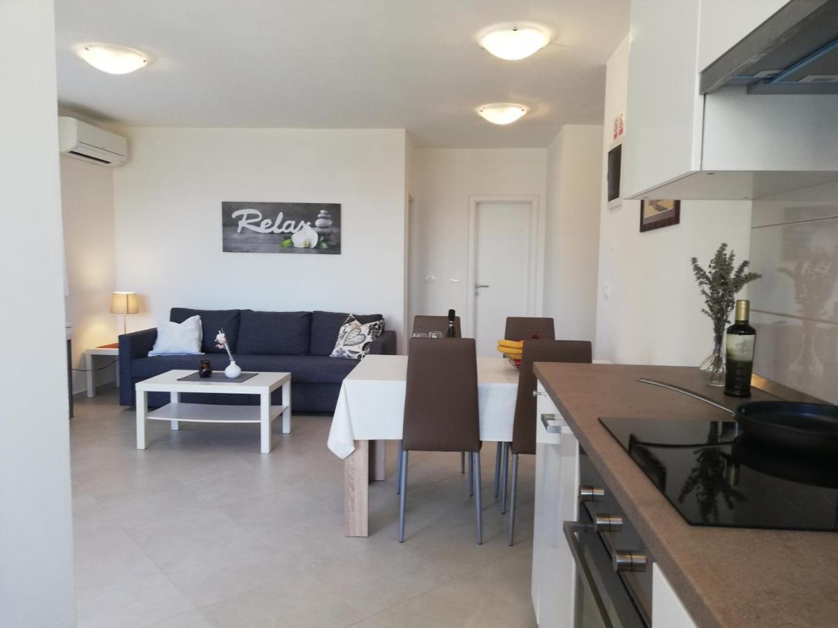 Apartments Oleander Lovrecica-Residence With Pool Екстериор снимка
