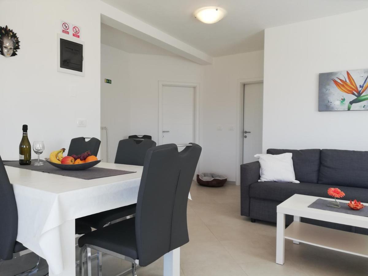 Apartments Oleander Lovrecica-Residence With Pool Екстериор снимка
