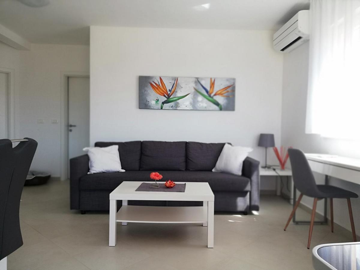 Apartments Oleander Lovrecica-Residence With Pool Екстериор снимка