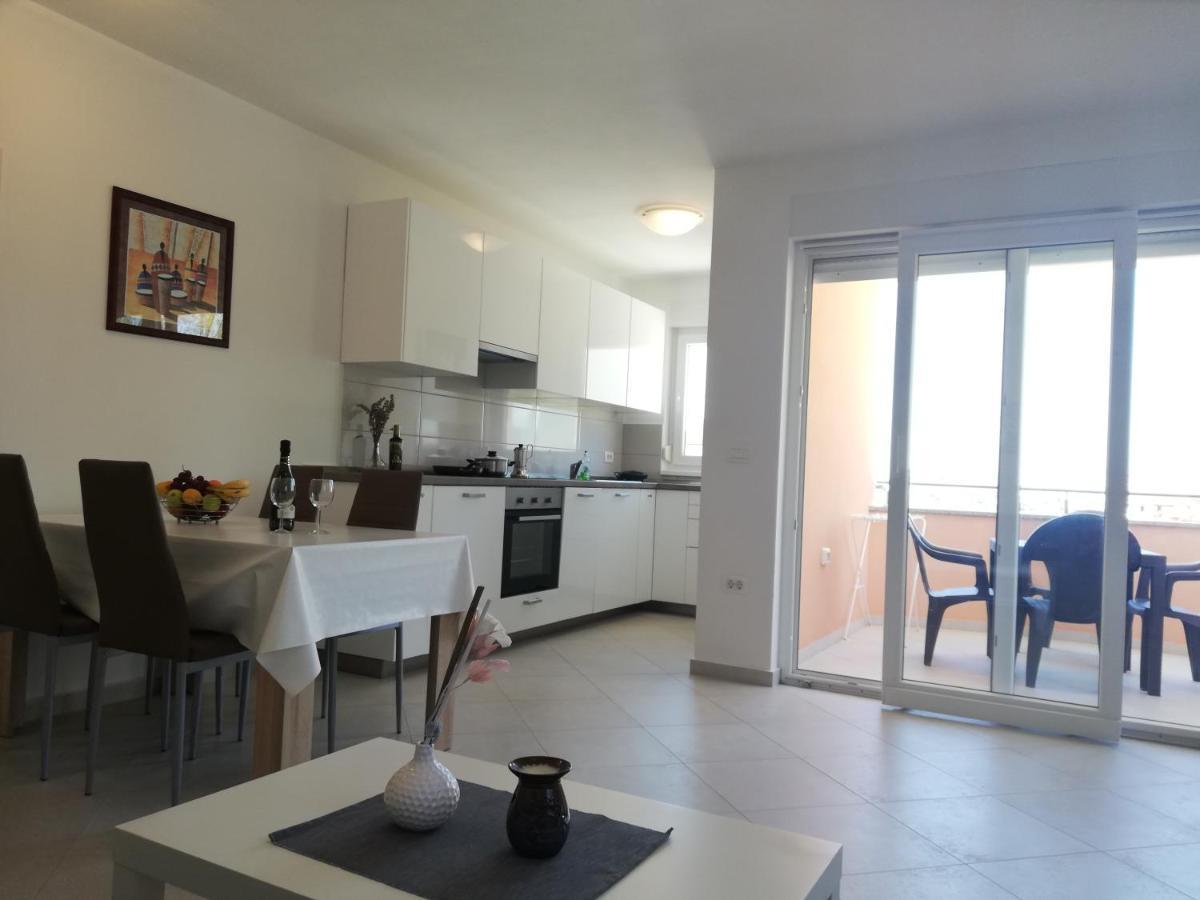 Apartments Oleander Lovrecica-Residence With Pool Екстериор снимка