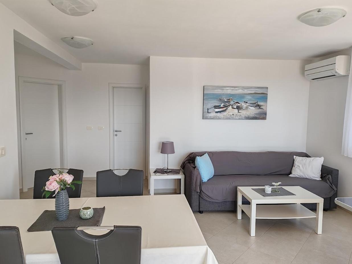 Apartments Oleander Lovrecica-Residence With Pool Екстериор снимка