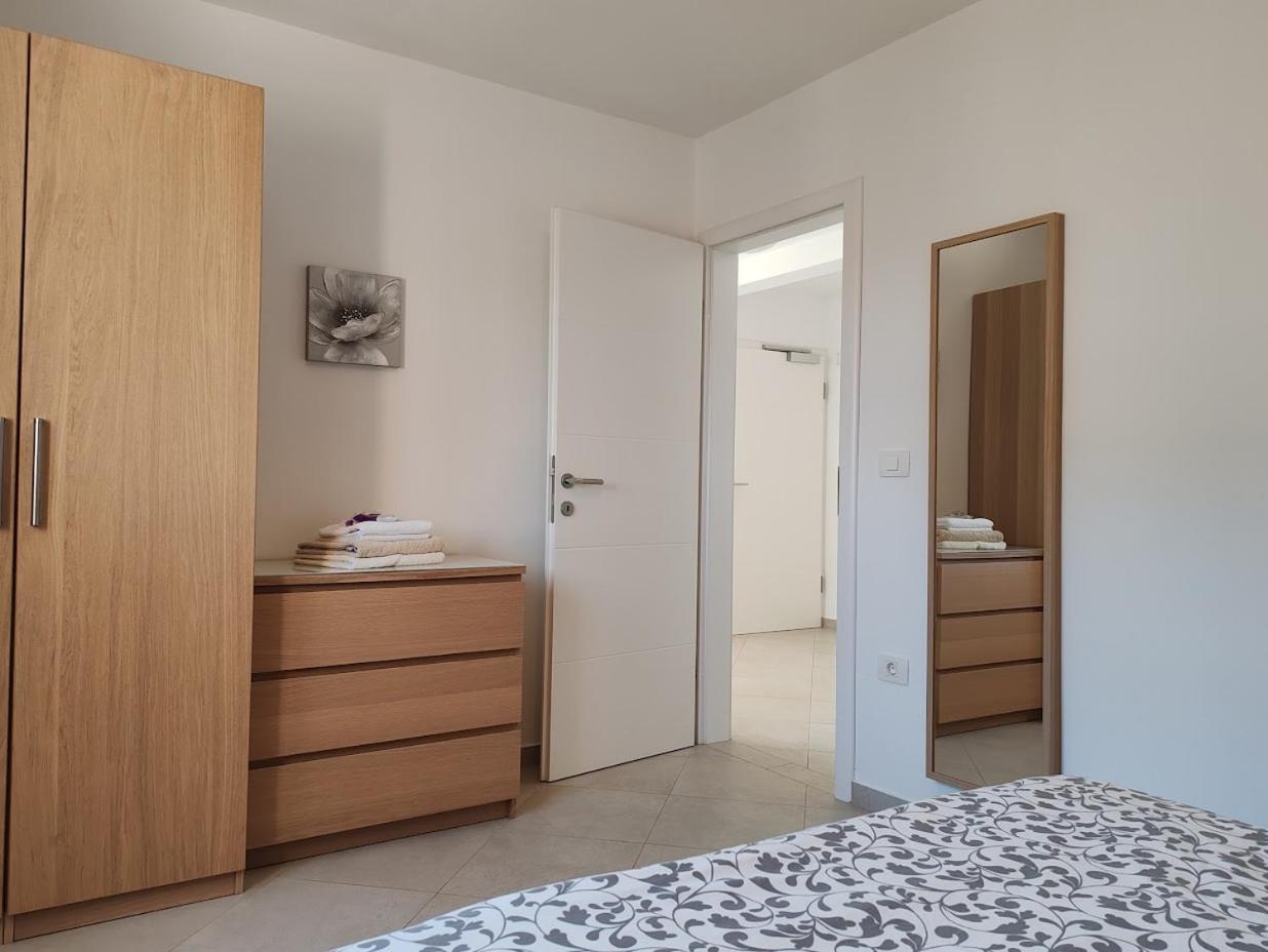 Apartments Oleander Lovrecica-Residence With Pool Екстериор снимка
