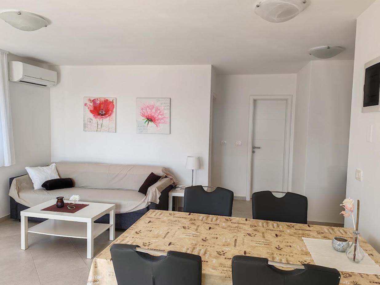 Apartments Oleander Lovrecica-Residence With Pool Екстериор снимка