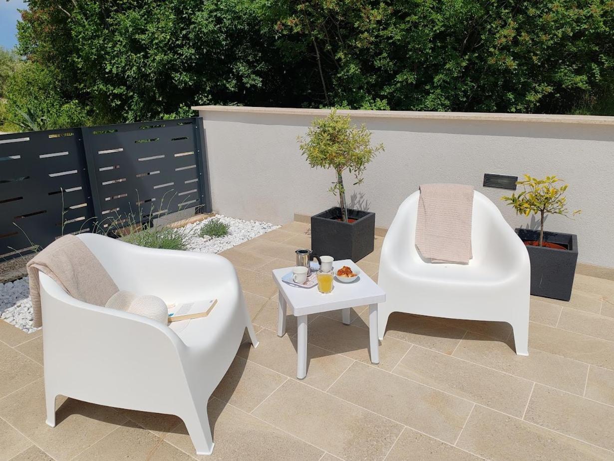 Apartments Oleander Lovrecica-Residence With Pool Екстериор снимка